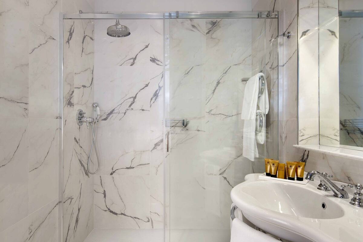 prestige suite vista mare | bathroom | free toiletries, hair dryer, bathrobes, slippers