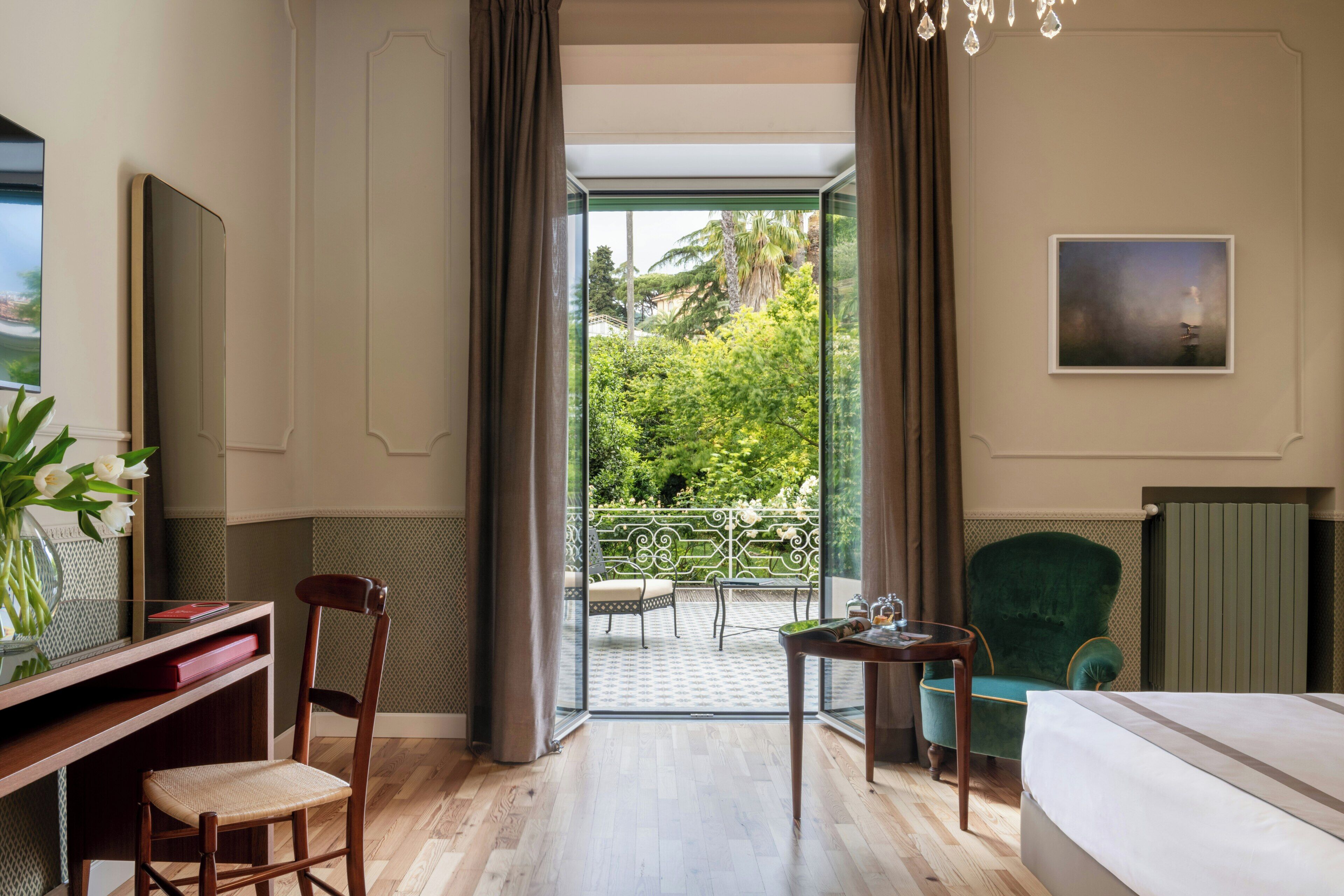 Premium kamer, terras, uitzicht op park | Italiaanse Frette-lakens, luxe beddengoed, donsdekens, een minibar