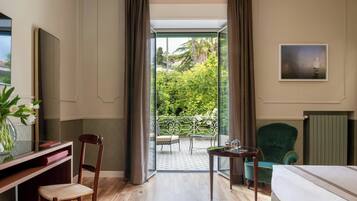 Premium kamer, terras, uitzicht op park | Italiaanse Frette-lakens, luxe beddengoed, donsdekens, een minibar
