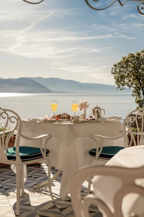 A table set for two with a view of the sea and mountains. - Grand Hotel Miramare (Santa Margherita Ligure)