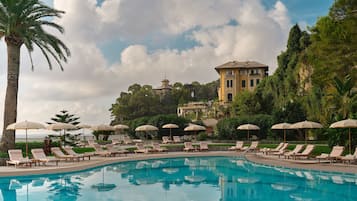 Piscina stagionale all'aperto, ombrelloni da piscina, lettini