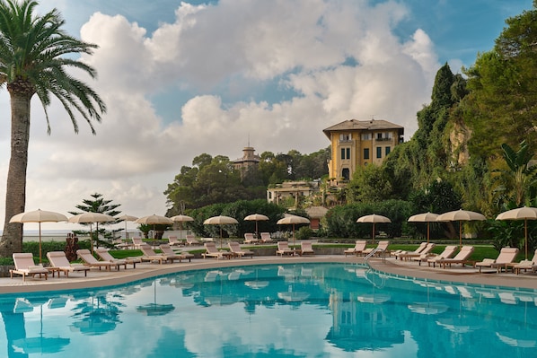 Piscine extérieure en saison, parasols, chaises longues