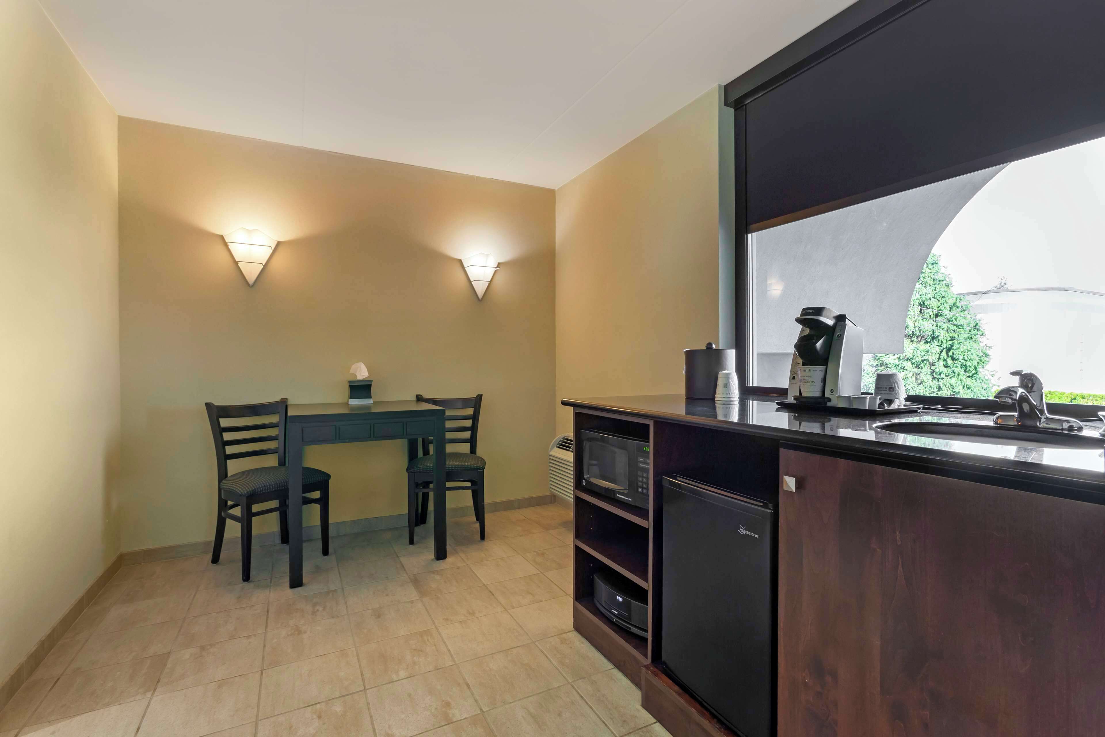 suite, 1 king bed, refrigerator & microwave, courtyard view (with sofabed) | 1 bedroom, hypo-allergenic bedding, pillow-top beds, desk