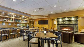 供應早餐、午餐和晚餐,美國料理