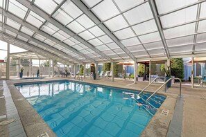 Inomhuspool och en säsongsöppen utomhuspool