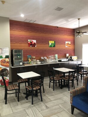 Tägliches inbegriffenes kontinentales Frühstück