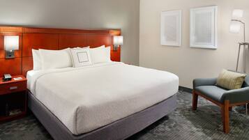 高档床上用品、客房内保险箱、办公桌、遮光窗帘