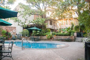 Outdoor pool, pool loungers - Place d'Armes Hotel (New Orleans)