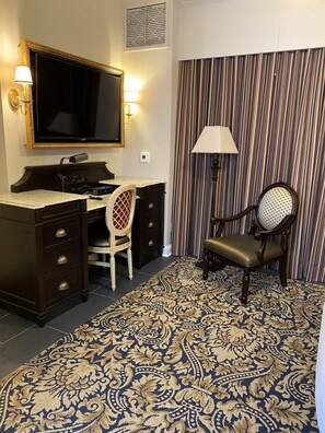 In-room safe, individually decorated, desk, blackout drapes