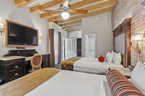 Quarto, 2 camas Queen (Courtyard) | Cofres nos quartos, individualmente decorados, escrivaninha