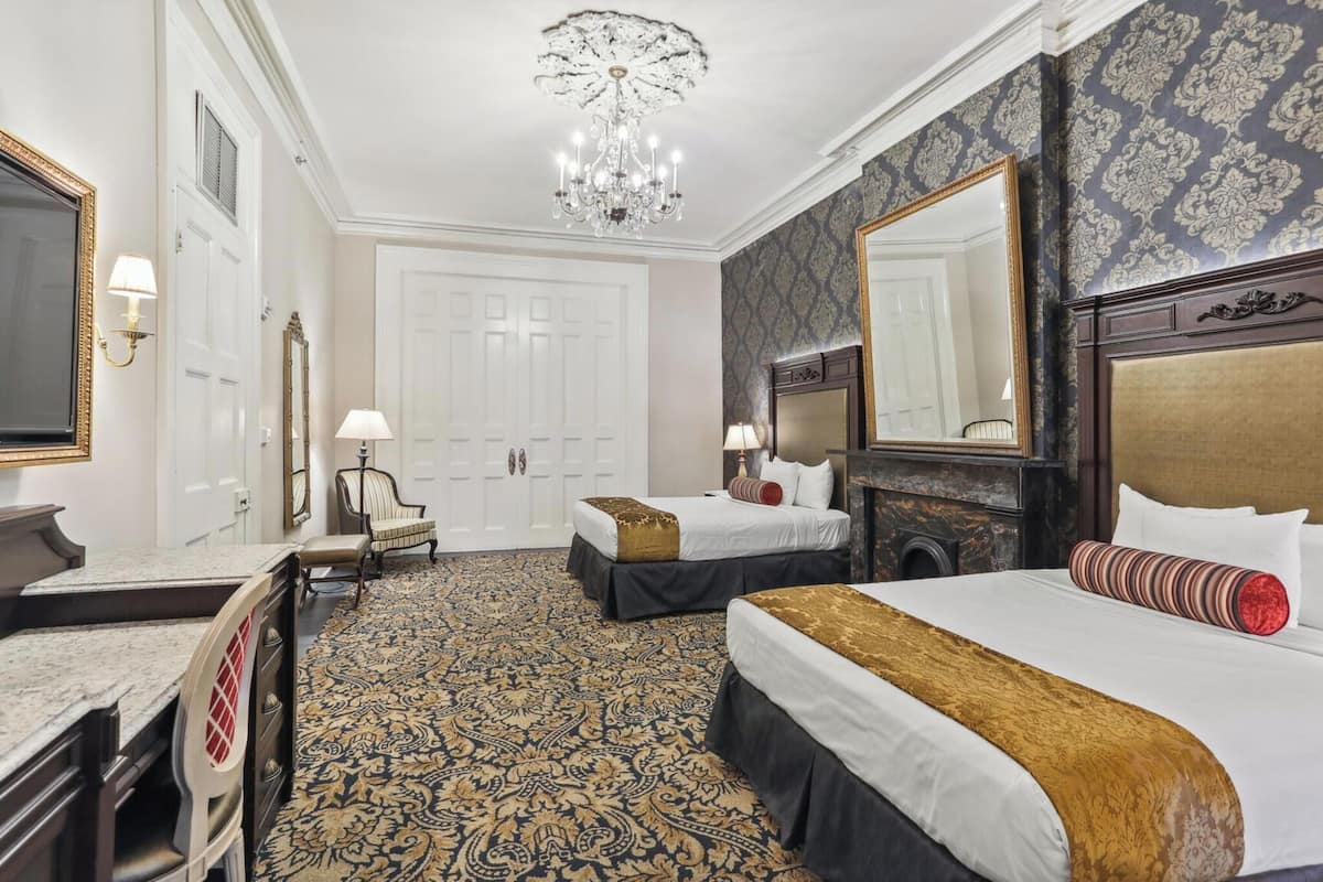 Cofres nos quartos, individualmente decorados, escrivaninha