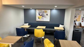 Café da manhã com buffet grátis todos os dias