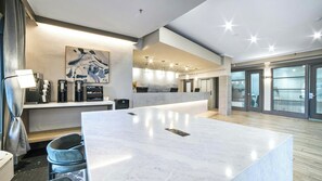 Front of property - Sandman Hotel & Suites Kelowna (Kelowna)