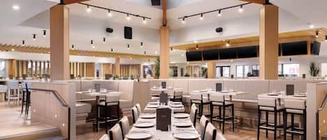 2 restaurants, serveren ontbijt