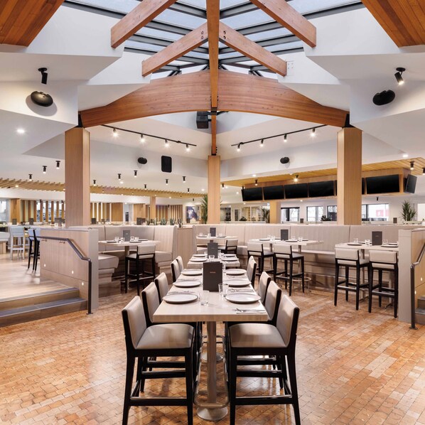 2 restaurants, breakfast served - Sandman Hotel & Suites Kelowna (Kelowna)