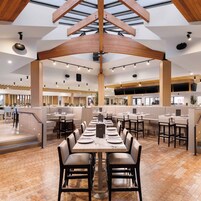 2 restaurantes, se sirve desayuno 