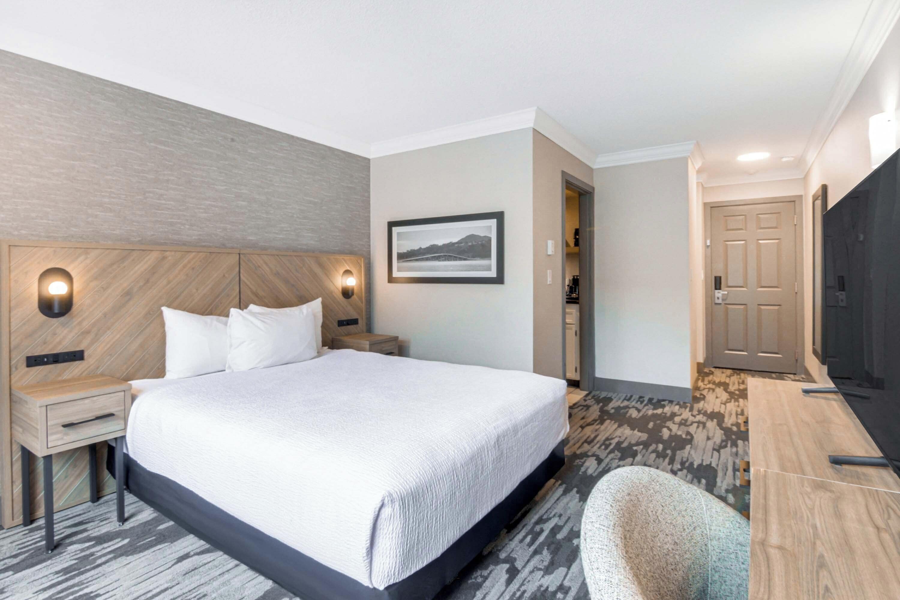 Chambre Standard, 1 grand lit, cuisine (Atrium Building) | Literie de qualité, coffre-fort, décor unique, bureau