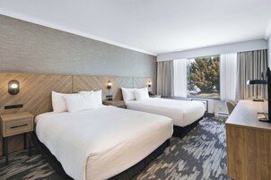 Habitación estándar, 2 camas de matrimonio (Atrium Building) | Ropa de cama de alta calidad, caja fuerte, decoración individual
