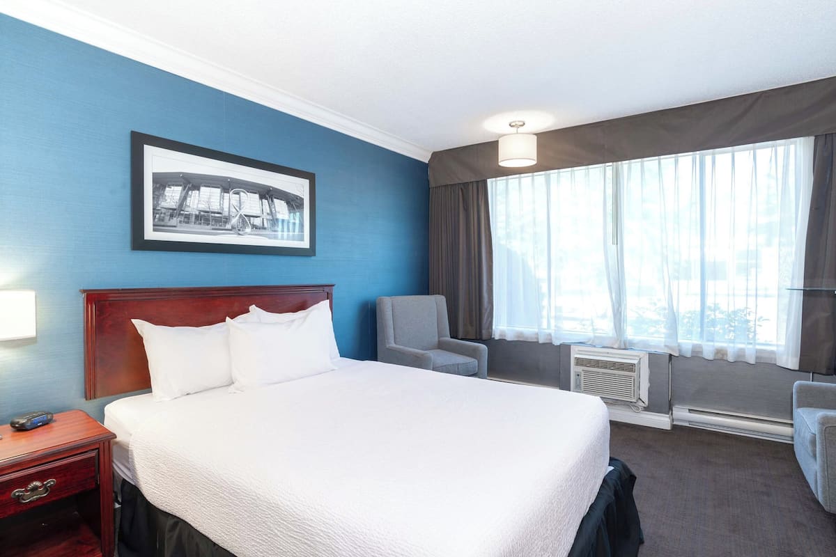 Classic Room, 1 Queen Bed, Kitchen (Atrium Building) | 1 bedroom, premium bedding, in-room safe, individually decorated