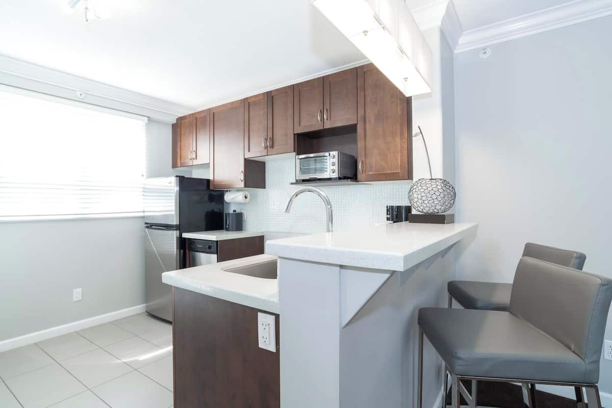 fridge, microwave, coffee/tea maker