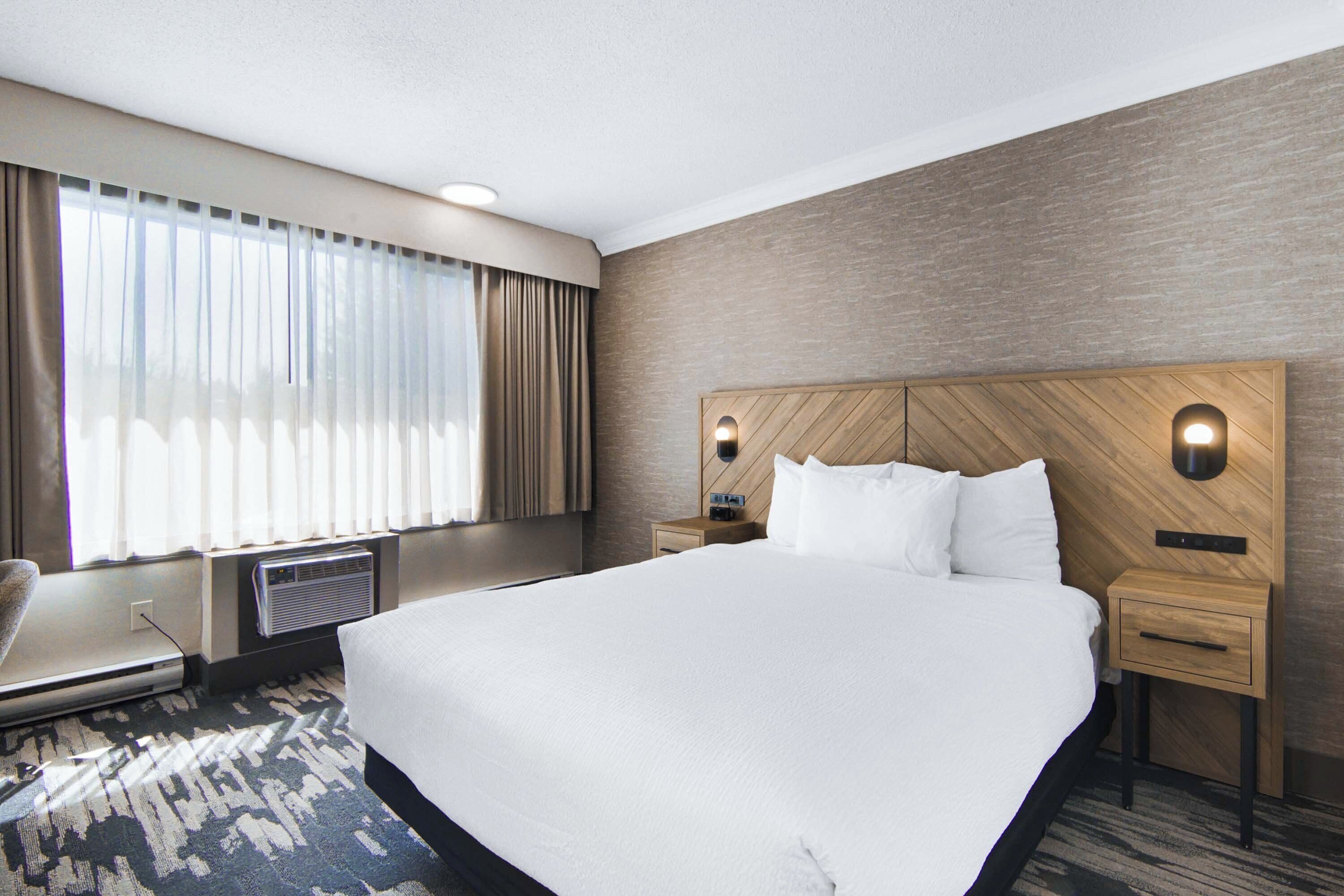 Standard Room, 1 Queen Bed (Atrium Building) | Premium bedding, in-room safe, individually decorated, desk