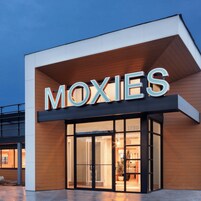 2 restaurantes, se sirve desayuno 