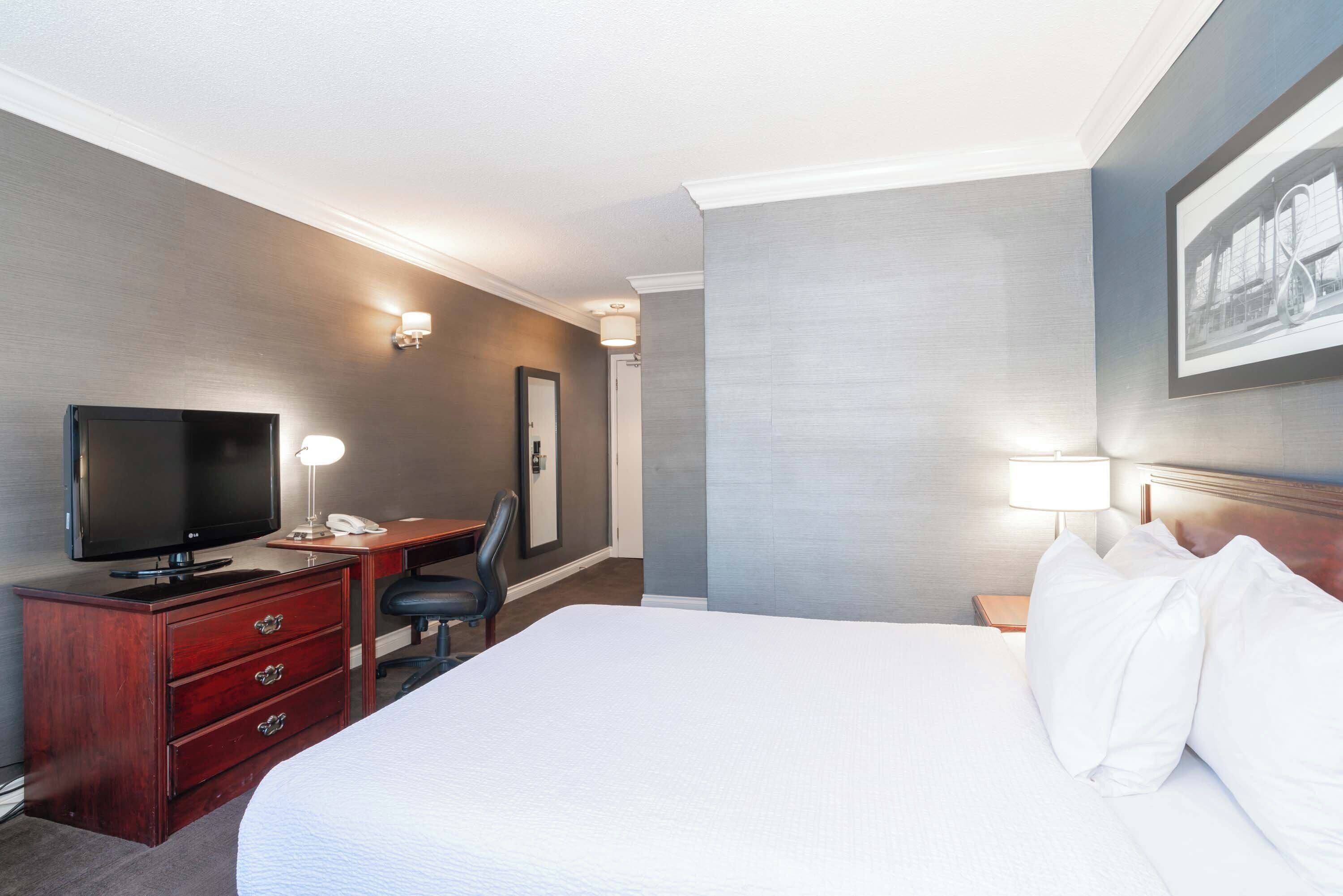 classic room, 1 queen bed, kitchen (atrium building) | 1 bedroom, premium bedding, in-room safe, individually decorated