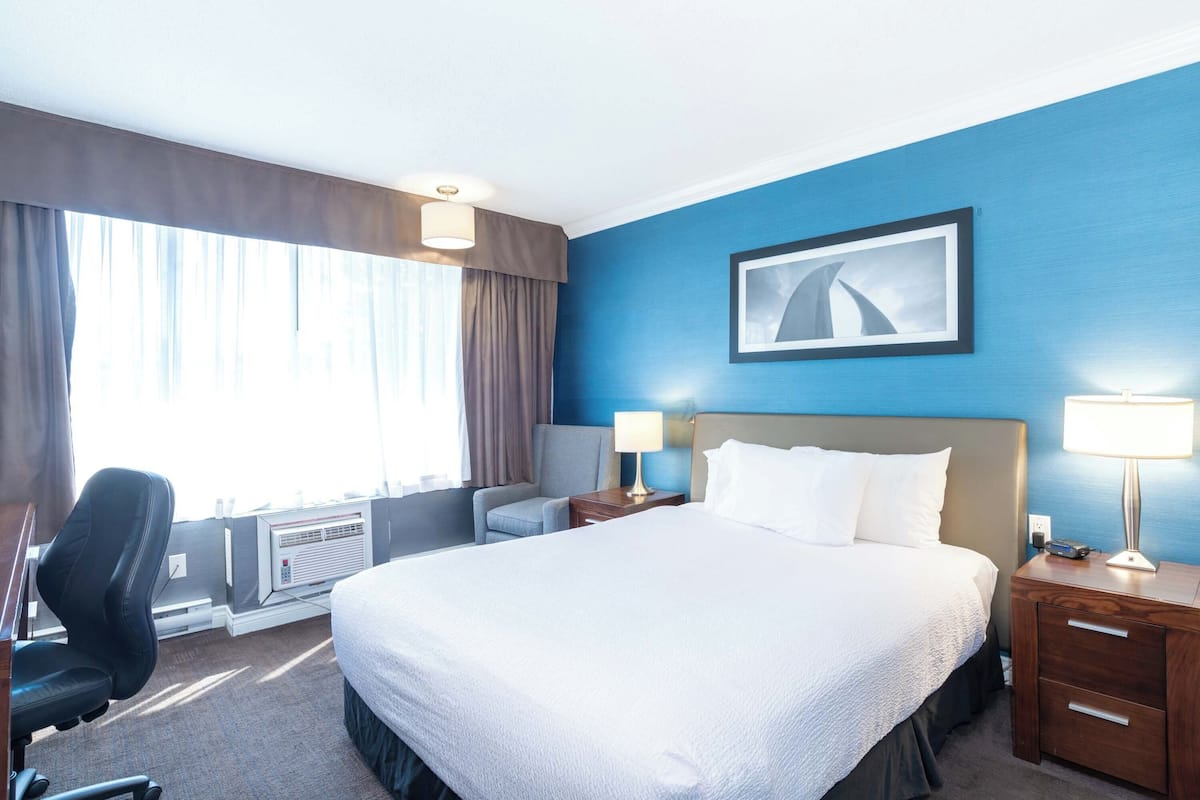 Classic Room, 1 Queen Bed (Atrium Building) | 1 bedroom, premium bedding, in-room safe, individually decorated