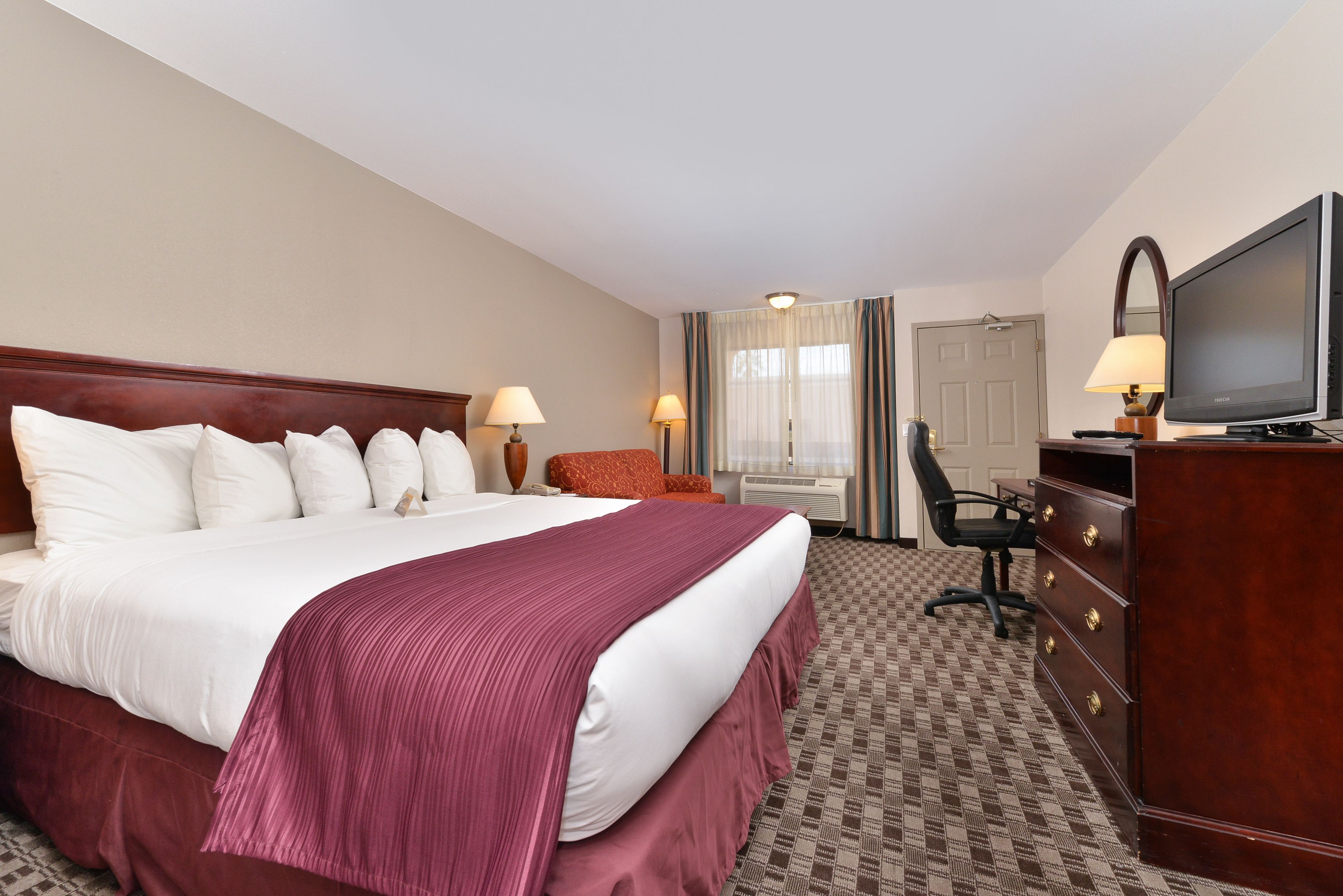 standard room, 1 king bed, non smoking | in-room safe, blackout curtains, iron/ironing board