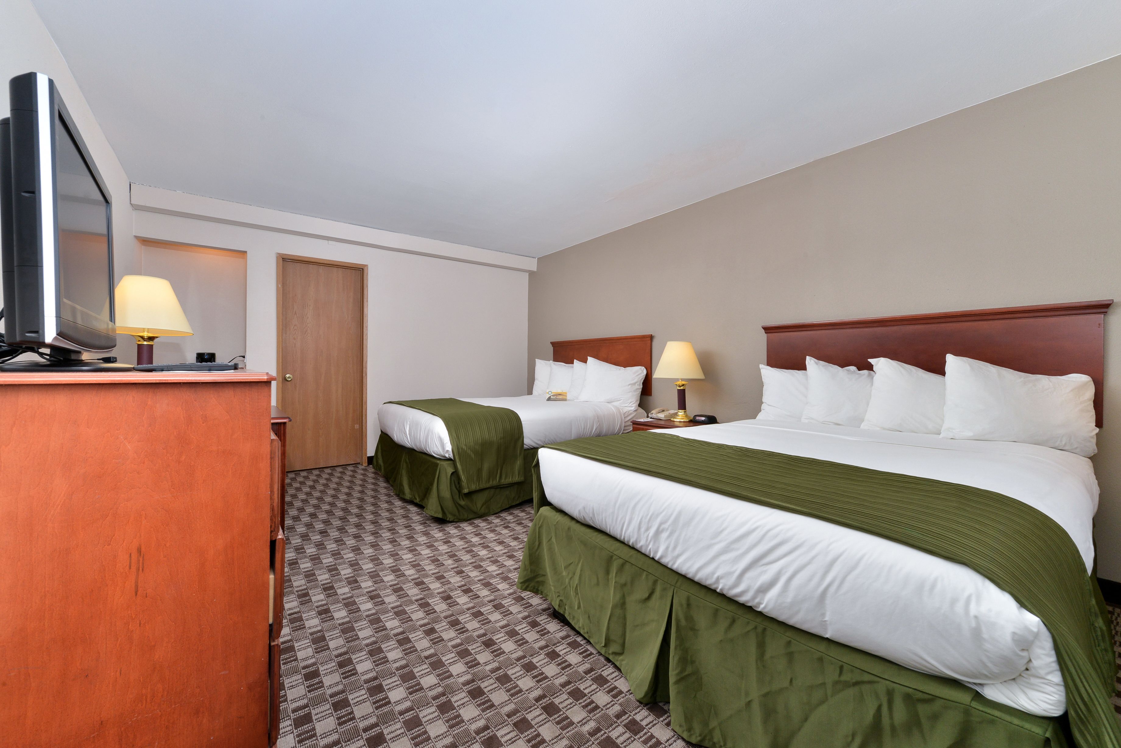 standard room, 2 queen beds, non smoking | living area | flat-screen tv