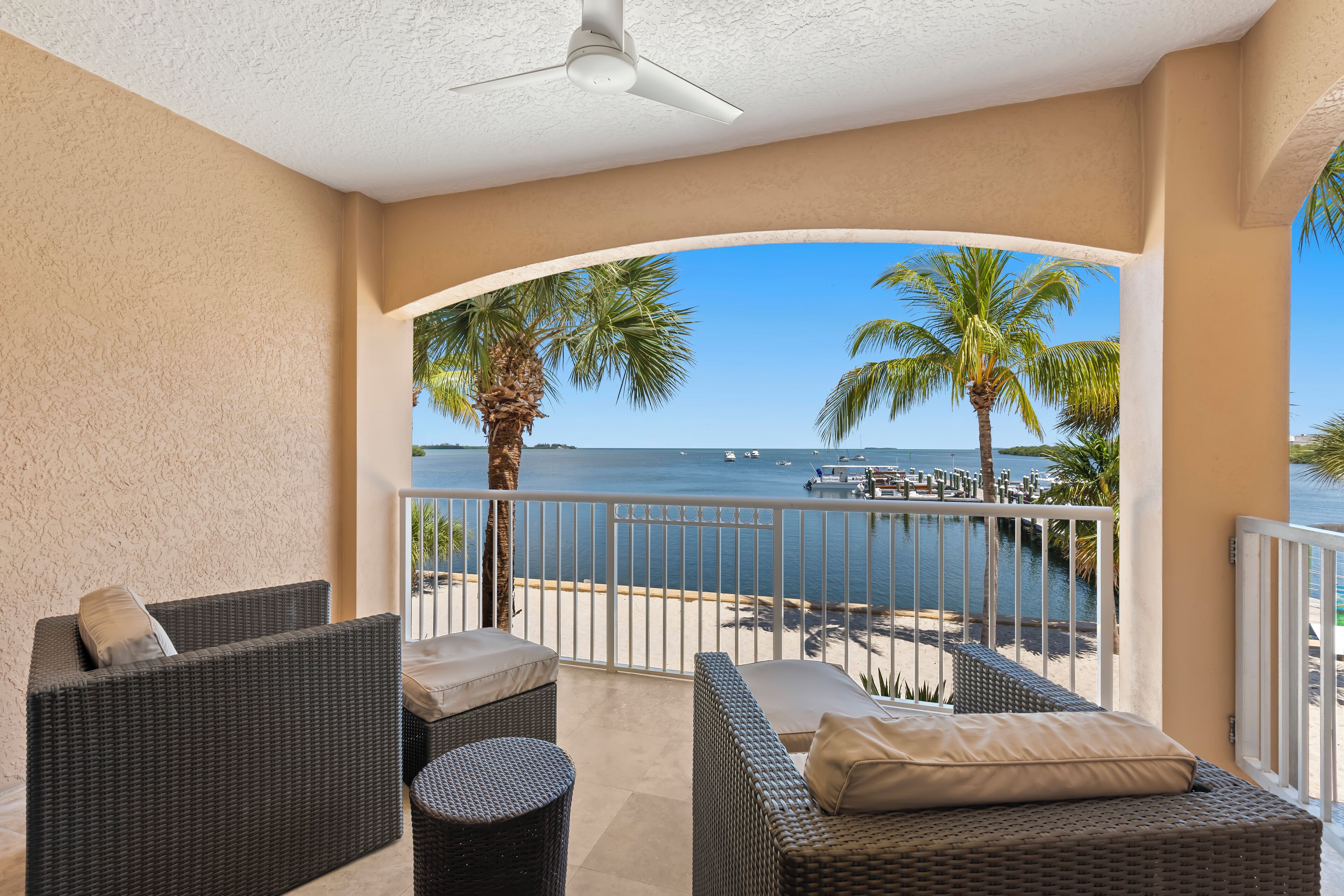 Ocean View 3BR with Beach Access | 阳台景观