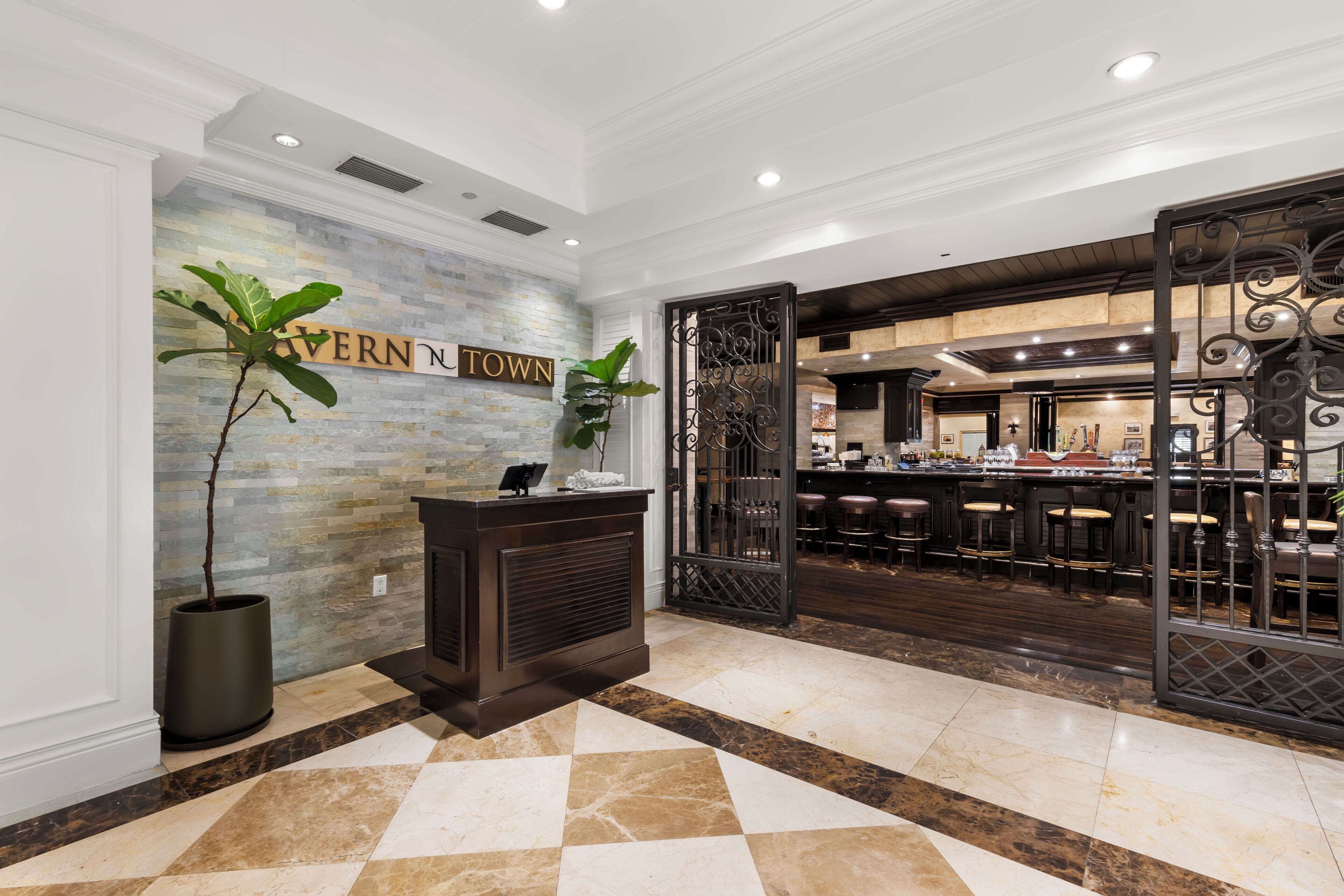 2 restaurants, breakfast served