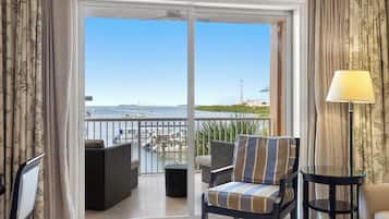 Ocean Front 3BR Presidential Suite | Area soggiorno | TV a schermo piatto 50 pollici con canali satellitari, TV