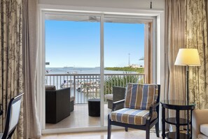 Ocean Front 3BR Presidential Suite | Oturma alanı | Uydu yayını kanalları bulunan 50 inç düz ekran televizyon, televizyon 