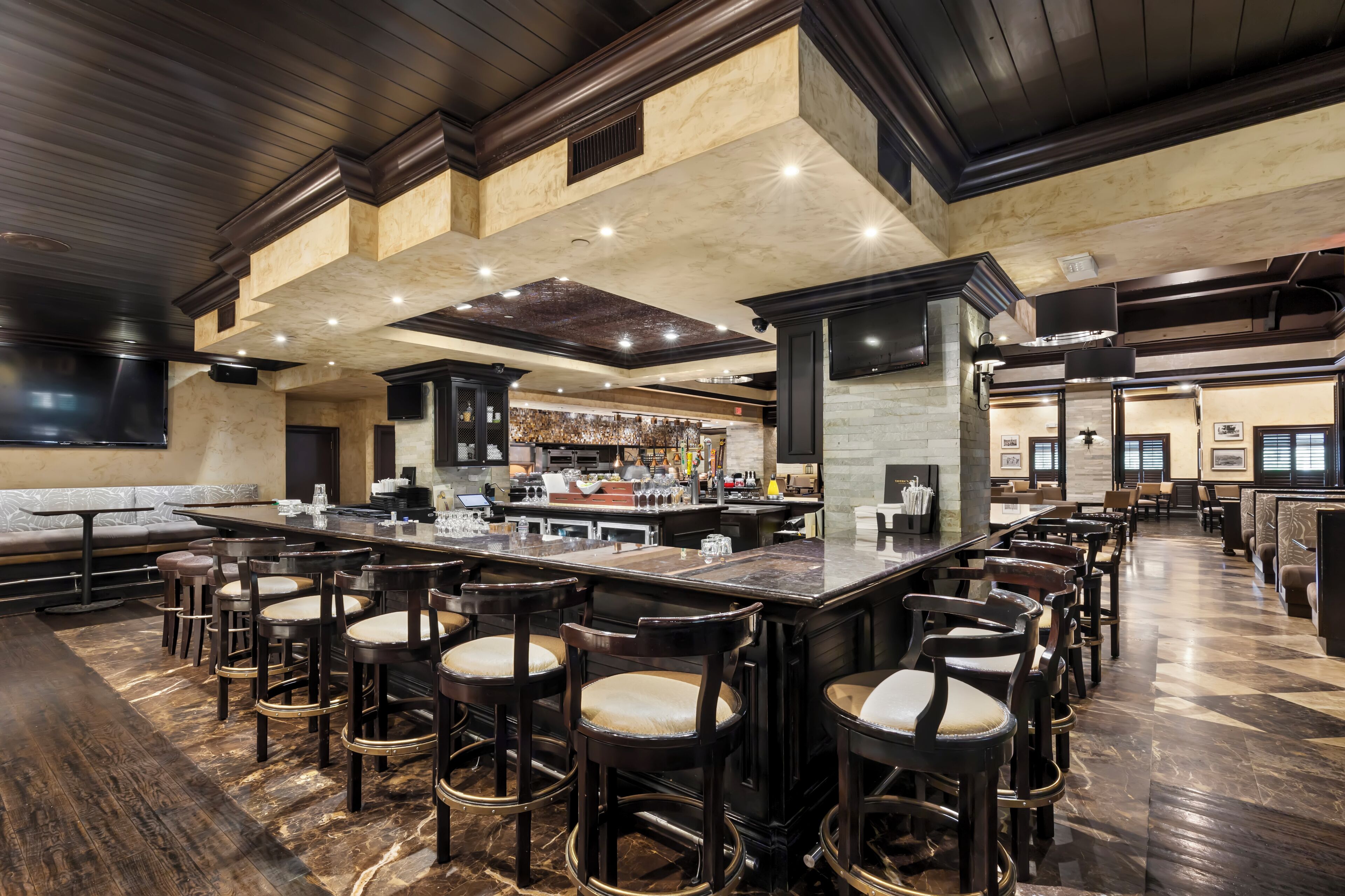 2 restaurants, breakfast served