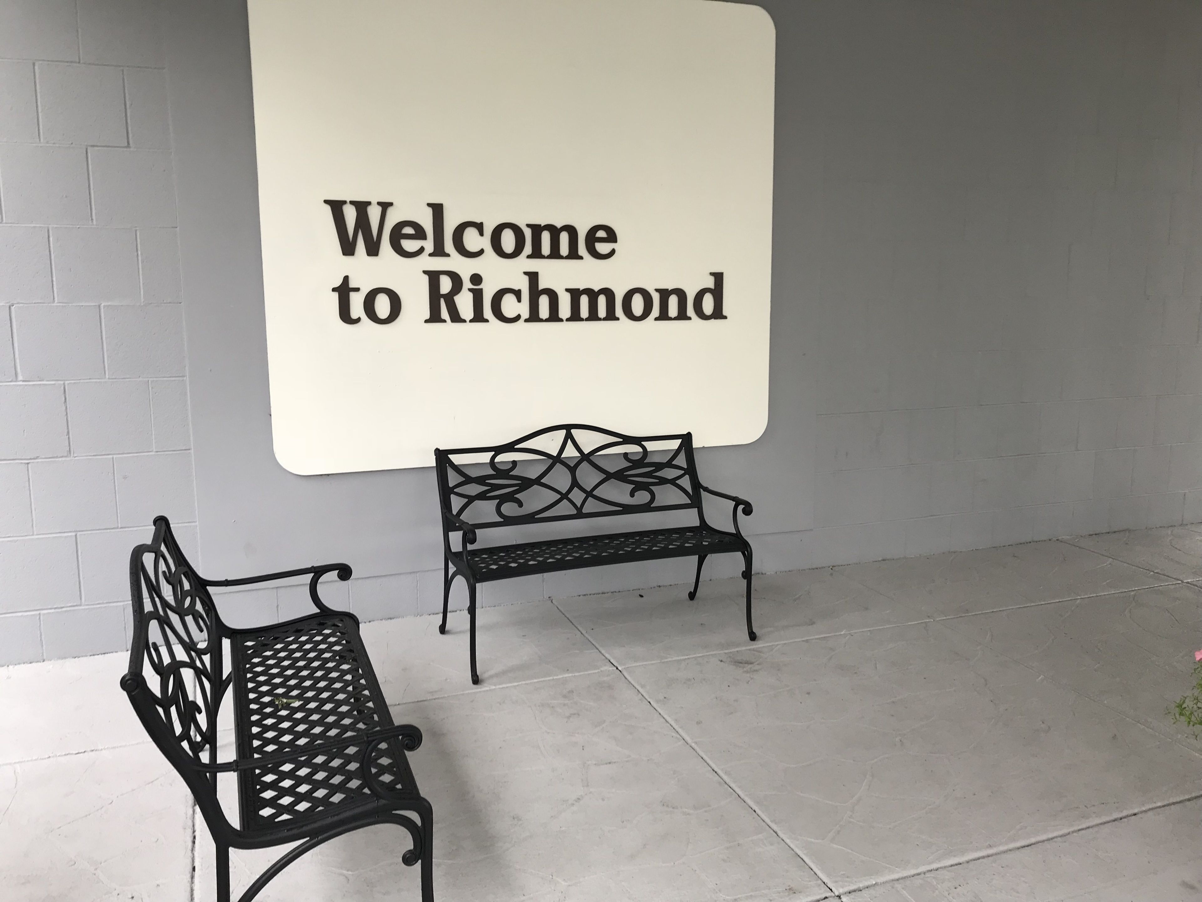 Un banco y un cartel de bienvenida a Richmond.