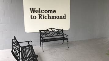 Un banco y un cartel de bienvenida a Richmond.