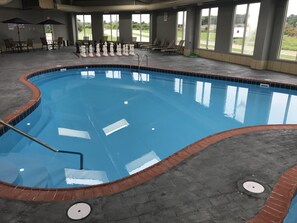 Piscine intérieure, parasols, chaises longues