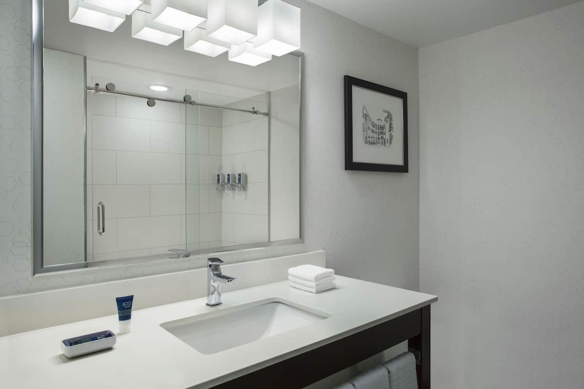 Ensemble baignoire-douche, articles de toilette (gratuits)