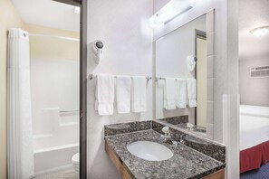 Combined shower/bathtub, free toiletries, hair dryer, towels