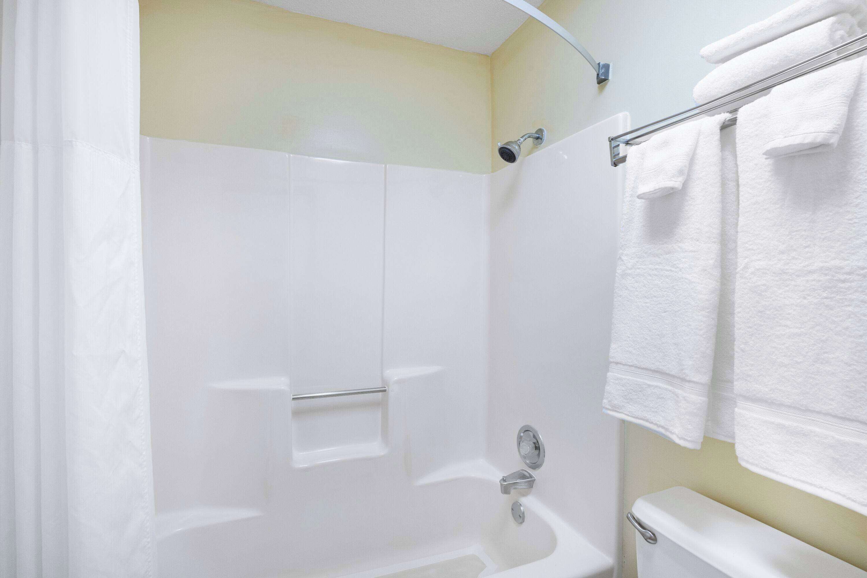 Een bad/douchecombinatie, gratis toiletartikelen, een haardroger