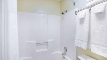 Een bad/douchecombinatie, gratis toiletartikelen, een haardroger