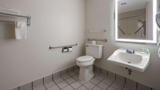 Unclassified image, 1 of 37, button - Quality Inn University Area (Farmville)