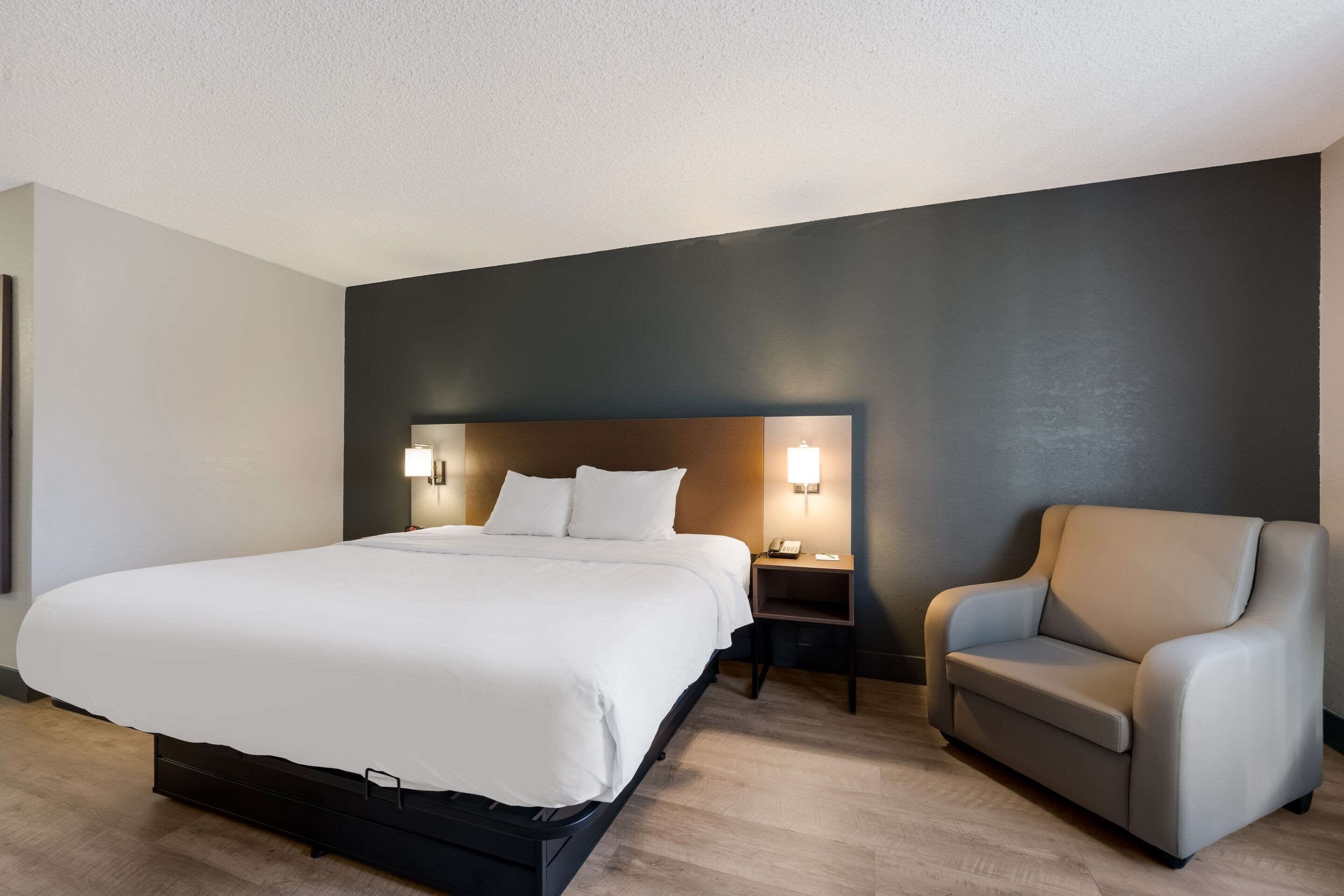 Standard Room, 1 King Bed, Non Smoking | In-room safe, iron/ironing board, free cribs/infant beds, rollaway beds