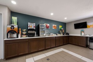 Free buffet breakfast  - Quality Inn University Area (Farmville)