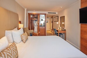 In-room safe, desk, soundproofing, iron/ironing board - Thistle Trafalgar - Leicester Square (London)