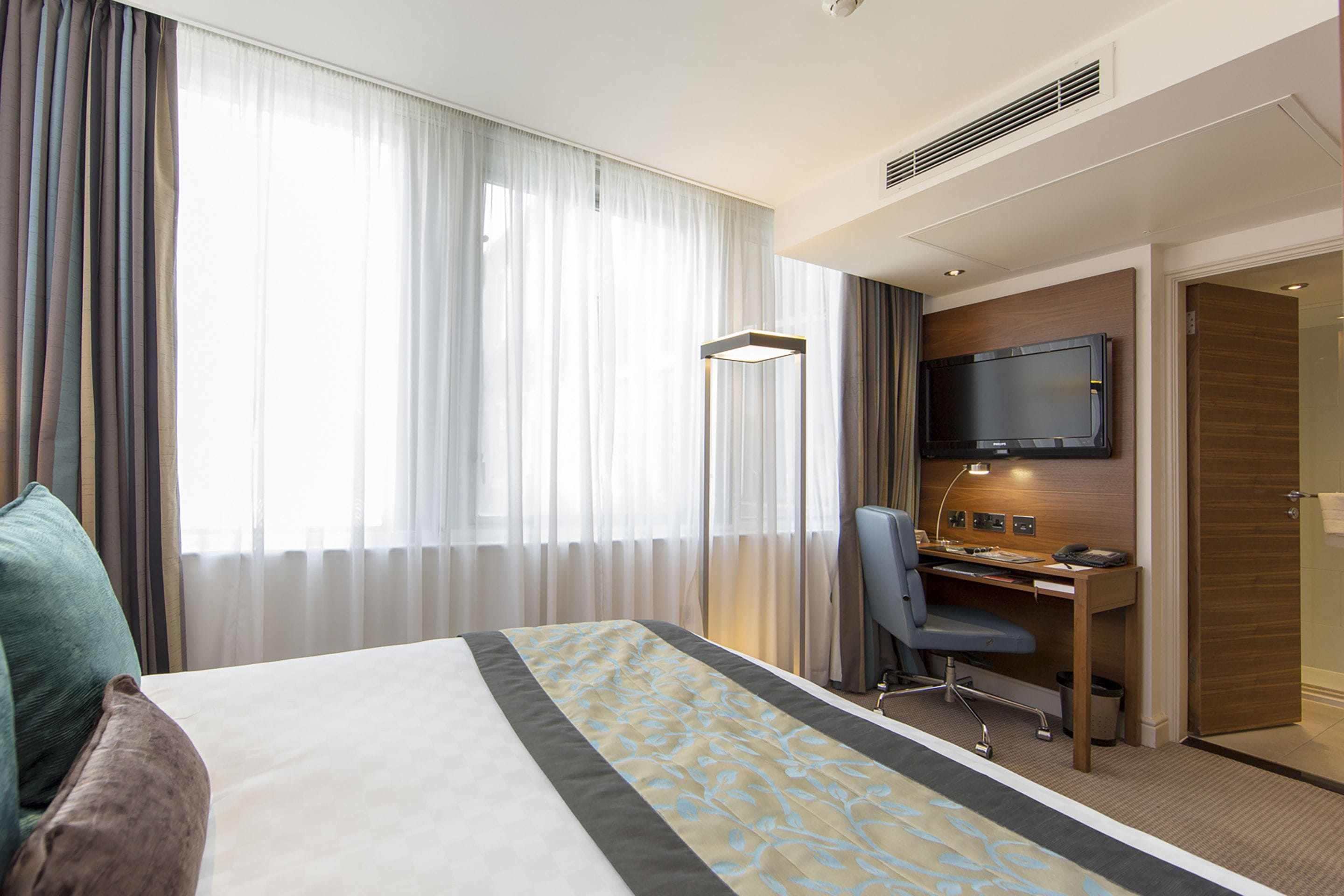 deluxe double room, 1 king bed | in-room safe, desk, soundproofing, iron/ironing board