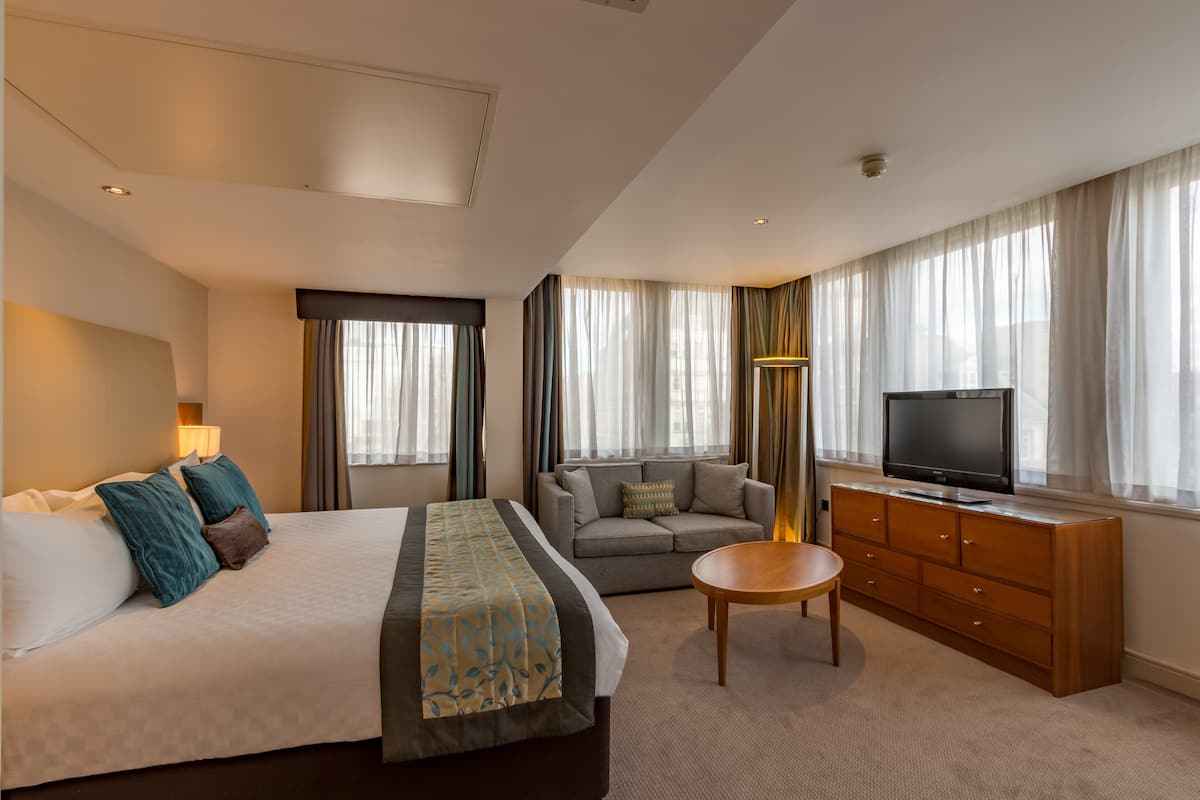 Executive Room | In-room safe, desk, soundproofing, iron/ironing board