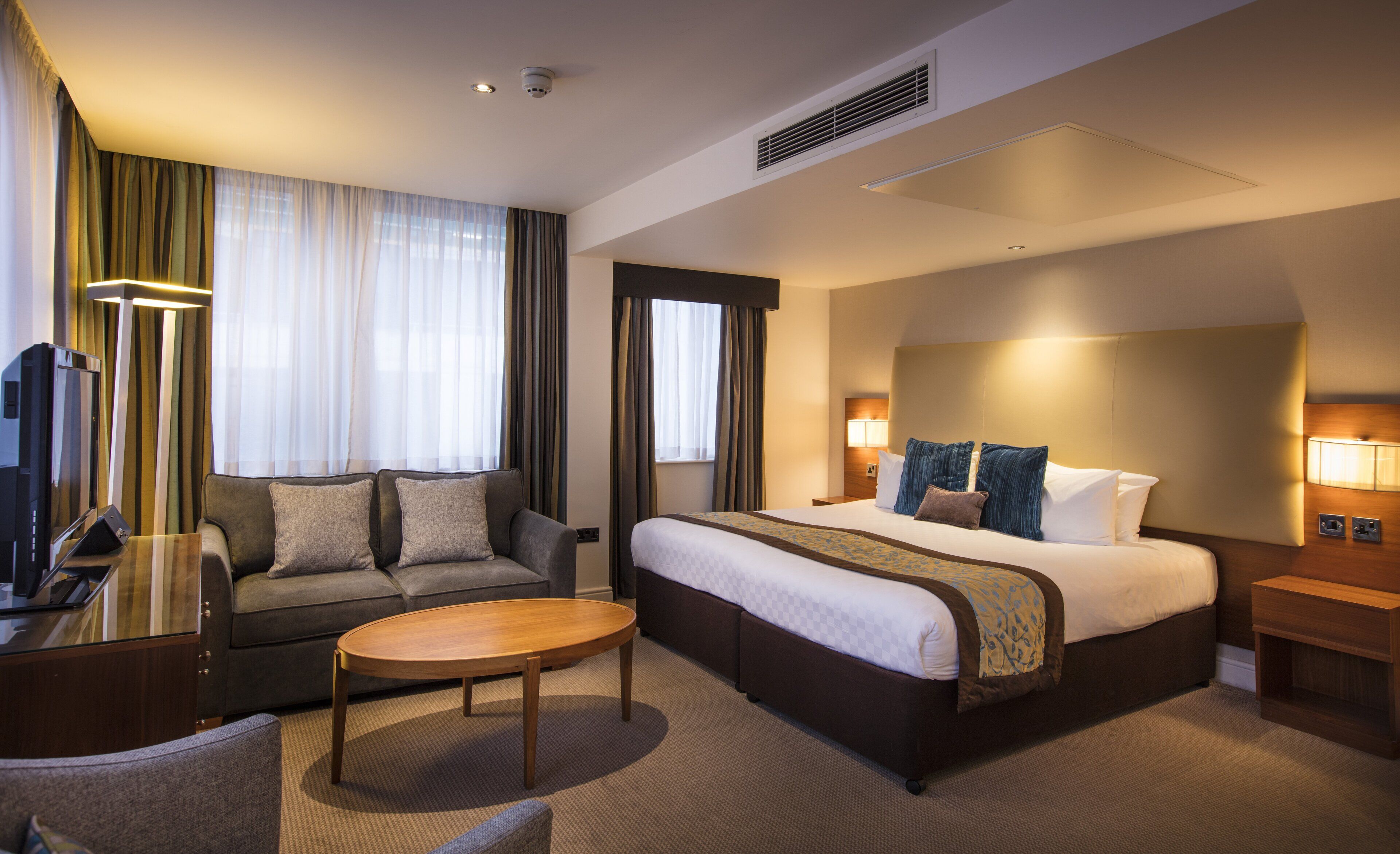 executive room, 1 king bed with sofa bed | in-room safe, desk, soundproofing, iron/ironing board