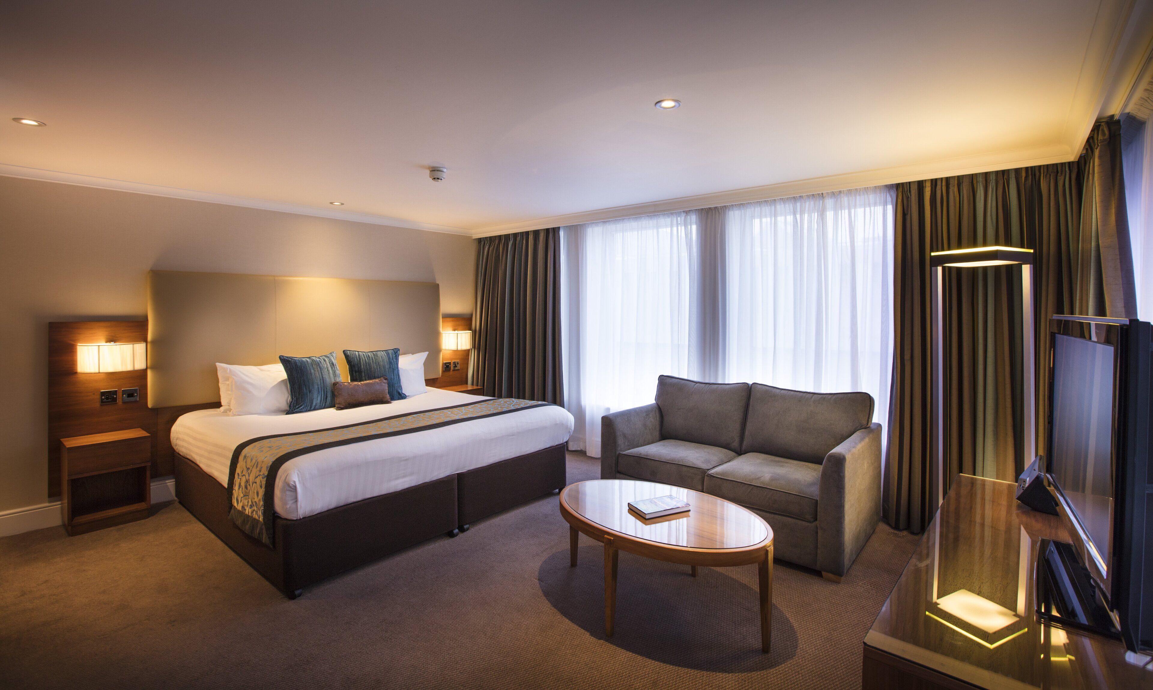 executive room, 1 king bed with sofa bed | in-room safe, desk, soundproofing, iron/ironing board